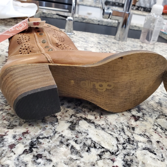 Distressed Dingo Boots - Picture 9 of 10